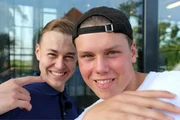 Alex und Jeppe sind zufrieden mit den Vorbereitungen zu Lukes sechzehntem Geburtstag. Nun kann die &Uuml;berraschungsparty steigen!