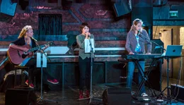 Durch die Musik erlebt ihre Freundschaft ein Revival: Alice (Sophie von Kessel, re.), Karla (Katja Riemann, li.) und Sascha (Nicolette Krebitz).