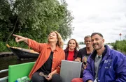 Hier übernimmt jeder mal das Steuer. Bettina Tietjen, Regina Halmich, Sven Martinek und Jochen Schropp Hier übernimmt jeder mal das Steuer. Bettina Tietjen, Regina Halmich, Sven Martinek und Jochen Schropp