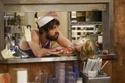 Was sagt Oleg (Jonathan Kite) zu der gruseligen Puppe, die Sophie extra anfertigen lassen hat? Was sagt Oleg (Jonathan Kite) zu der gruseligen Puppe, die Sophie extra anfertigen lassen hat?