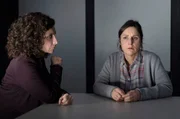 Staatsanw&auml;ltin Dr. Zobel (Proschat Madani, l.) verh&ouml;rt Eva Jensen (Sanne Schnapp, r.), die Ehefrau des Toten.