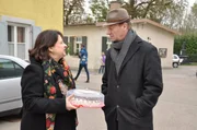 Moni ist froh, Gschwendtner endlich von den Vorteilen eines Feldtausches &uuml;berzeugt zu haben. Von links: Monika Vogl (Christine Reimer) und Bauer Gschwendtner (Claus Steigenberger).