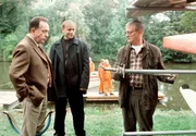 Der Kriminaltechniker Walter (Walter Nickel, rechts) zeigt den Kommissaren Ehrlicher (Peter Sodann, links) und Kain (Bernd Michael Lade, mitte) die vermutliche Tatwaffe. Der Kriminaltechniker Walter (Walter Nickel, rechts) zeigt den Kommissaren Ehrlicher (Peter Sodann, links) und Kain (Bernd Michael Lade, mitte) die vermutliche Tatwaffe.