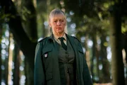 Dienststellenleiterin der Polizeistation Niedernussdorf Gisela Wegmeyer (Johanna Bittenbinder) im Wald an der Grabstelle.