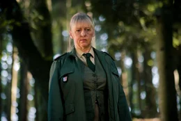 Dienststellenleiterin der Polizeistation Niedernussdorf Gisela Wegmeyer (Johanna Bittenbinder) im Wald an der Grabstelle.
