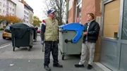 Lars (16, re.) unterst&uuml;tzt Lothar bei der Arbeit