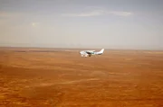 Das Outback ist gigantisch und besteht größtenteils aus Steppe und Wüste – ein eher lebensfeindlicher Ort. Hannah mag es, Touristen diese unendliche Weite zu zeigen. Das Outback ist gigantisch und besteht größtenteils aus Steppe und Wüste – ein eher lebensfeindlicher Ort. Hannah mag es, Touristen diese unendliche Weite zu zeigen.