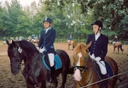 Konkurrentinnen unter sich: Alina (Marett Katalin Klahn, rechts) auf Silverado und Jennifer (Jana Fl&ouml;totto) auf einem neuen Pferd kurz vor dem Springturnier.