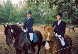 Konkurrentinnen unter sich: Alina (Marett Katalin Klahn, rechts) auf Silverado und Jennifer (Jana Fl&ouml;totto) auf einem neuen Pferd kurz vor dem Springturnier.