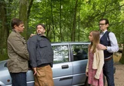Finn (Sven Martinek, l.) und Lars (Ingo Naujoks, r.) führen Herbert Müller (Alexander Hörbe, 2.v.l.) ab. Seine Tochter Maria (Lieselotte Voß, 2.v.r.) nehmen sie mit aufs Kommissariat. Finn (Sven Martinek, l.) und Lars (Ingo Naujoks, r.) führen Herbert Müller (Alexander Hörbe, 2.v.l.) ab. Seine Tochter Maria (Lieselotte Voß, 2.v.r.) nehmen sie mit aufs Kommissariat.