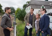 ARD HEITER BIS TÖDLICH - MORDEN IM NORDEN FOLGE 48, "Tödliche Beobachtung", am Dienstag (20.01.15) um 18:50 Uhr im ERSTEN. Zusammen mit Schwartenbeck (Marie-Luise Schramm, 2.v.r.) konfrontieren Finn Kiesewetter (Sven Martinek, 2.v.l.) und Lars Englen (Ingo Naujoks, r.) Arndt (Patrick Bach, l.) mit einem Durchsuchungsbeschluss für seinen Reiterhof. ARD HEITER BIS TÖDLICH - MORDEN IM NORDEN FOLGE 48, "Tödliche Beobachtung", am Dienstag (20.01.15) um 18:50 Uhr im ERSTEN. Zusammen mit Schwartenbeck (Marie-Luise Schramm, 2.v.r.) konfrontieren Finn Kiesewetter (Sven Martinek, 2.v.l.) und Lars Englen (Ingo Naujoks, r.) Arndt (Patrick Bach, l.) mit einem Durchsuchungsbeschluss für seinen Reiterhof.