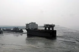 In Bangladesch erkranken Arbeiter, weil sie europ&auml;ische Frachtschiffe und Supertanker mit Tausenden Tonnen Asbest abwracken.
