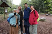 Zunächst ist Steffen (Patrick Dewayne, 3.v.li.) von der Idee, zusammen mit Lioba (Lisbeth Felder, li.) in den Wald zu gehen, nicht gerade begeistert. Bea (Christiane Brammer, 2.v.li.) und Simone (Ulricke Arnold, re.) sind mit dabei. Zunächst ist Steffen (Patrick Dewayne, 3.v.li.) von der Idee, zusammen mit Lioba (Lisbeth Felder, li.) in den Wald zu gehen, nicht gerade begeistert. Bea (Christiane Brammer, 2.v.li.) und Simone (Ulricke Arnold, re.) sind mit dabei.