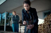 Lara ertappt Dorothea dabei wie sie Zweige in Form von Runen drapiert. Lara wird misstrauisch. v.l.n.r. Lara Glanz (Rosalie Thomass), Dorothea Freiberg (Sabine Vitua) Lara ertappt Dorothea dabei wie sie Zweige in Form von Runen drapiert. Lara wird misstrauisch. v.l.n.r. Lara Glanz (Rosalie Thomass), Dorothea Freiberg (Sabine Vitua)