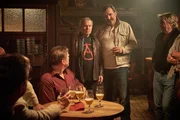 Uwe (Andreas Hoppe, 3.v.r.) präsentiert beim Klassentreffen den ehemaligen Mitschülern (Komparsen) überraschend den furchtsam dreinblickenden Georg Weiser (Joachim Król, 3.v.l.). Uwe (Andreas Hoppe, 3.v.r.) präsentiert beim Klassentreffen den ehemaligen Mitschülern (Komparsen) überraschend den furchtsam dreinblickenden Georg Weiser (Joachim Król, 3.v.l.).