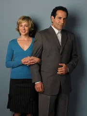 (3. Staffel) - Die persönliche Assistentin von Adrian Monk (Tony Shalhoub, r.), Natalie Teeger (Traylor Howard), braucht in ihrem Job Nerven wie Drahtseile! (3. Staffel) - Die persönliche Assistentin von Adrian Monk (Tony Shalhoub, r.), Natalie Teeger (Traylor Howard), braucht in ihrem Job Nerven wie Drahtseile!