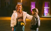 Moira (Lauryn Canny, li.) und Hanna (Tara Cush) sprechen draußen im dunkeln vor der Party. Was ist zwischen den beiden Freundinnen vorgefallen? Moira (Lauryn Canny, li.) und Hanna (Tara Cush) sprechen draußen im dunkeln vor der Party. Was ist zwischen den beiden Freundinnen vorgefallen?