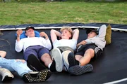 Die Jungs-WG: Abenteuer Amsterdam. Jetzt erst einmal eine Pause! Die Jungs haben heute mit der Geburtstagsparty und Sport einen echten Action-Tag gehabt.