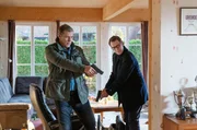 Finn Kiesewetter (Sven Martinek, l.) und Lars Englen (Ingo Naujoks, r.) &uuml;berpr&uuml;fen die Wohnung des Toten.
