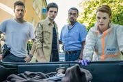 Dominik Morgenstern (Joscha Kiefer, l.), Franz Ainfachnur (Christofer v. Beau, 2.v.r.) und Billie Curio (Sina Reiß, r.) stehen am Auto von Aron Walter (Maximilian Braun, 2.v.l.). Dominik Morgenstern (Joscha Kiefer, l.), Franz Ainfachnur (Christofer v. Beau, 2.v.r.) und Billie Curio (Sina Reiß, r.) stehen am Auto von Aron Walter (Maximilian Braun, 2.v.l.).