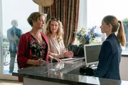 Heidi (Margarita Broich, li.) und ihre Tochter Toni (Diana Amft) checken bei der Rezeptionistin Hellen (Emilia Bernsdorf) im noblen Ocean Grand Hotel ein. Heidi (Margarita Broich, li.) und ihre Tochter Toni (Diana Amft) checken bei der Rezeptionistin Hellen (Emilia Bernsdorf) im noblen Ocean Grand Hotel ein.