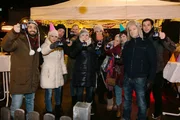 Bea (Caroline Maria Frier, M.) kann gel&ouml;st im Kreise ihrer Freunde (v.l.) Can (Volkan Isbert), Lena (Juliette Greco), Marian (Sam Eisenstein), Sonja (Barbara Sotelsek), Bea (Caroline Maria Frier), Katja (Anna-Katharina Samsel), Iva (Christina Klein), Pia (Isabell Horn), Ingo (Andr&eacute; Dietz) und Deniz (Igor Dolgatschew) feiern.