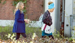 Karla (Katja Riemann, re.) und ihre verhasste Super-Schwester Alice (Sophie von Kessel) streiten auf dem Weg ins Krankenhaus. Die Modell-Karriere von Alice bedeutete einst das Aus f&uuml;r die Girl-Band "ChiX".