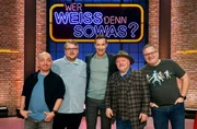 Moderator Kai Pflaume (M.) und seine Rateteam-Kapitäne Bernhard Hoëcker (l.) und Elton (r.) begrüßen in dieser Sendung den Schauspieler Björn Meyer (2.v.l.) und den Schauspieler und Musiker Axel Prahl (2.v.r.). Moderator Kai Pflaume (M.) und seine Rateteam-Kapitäne Bernhard Hoëcker (l.) und Elton (r.) begrüßen in dieser Sendung den Schauspieler Björn Meyer (2.v.l.) und den Schauspieler und Musiker Axel Prahl (2.v.r.).
