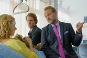 Annas (Diana Staehly) Ex-Männer Tom (Frank Maier, M.) und Kafi (Mirco Reseg) besuchen Sie nach ihrem missglücktem Bungee-Sprung im Krankenhaus. Annas (Diana Staehly) Ex-Männer Tom (Frank Maier, M.) und Kafi (Mirco Reseg) besuchen Sie nach ihrem missglücktem Bungee-Sprung im Krankenhaus.