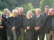 Von links: Franz Kramer (Karl Friedrich), Polizeihauptkommisar Florian Lederer (Florian Karlheim), Dienststellenleiterin der Polizeistation Niedernussdorf Gisela Wegmeyer (Johanna Bittenbinder) und Anton Gruber (Abdon Ziegler) auf der Beerdigung von Jakobina.
