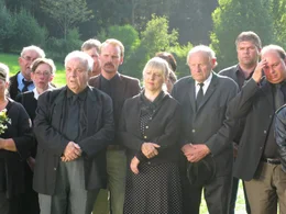 Von links: Franz Kramer (Karl Friedrich), Polizeihauptkommisar Florian Lederer (Florian Karlheim), Dienststellenleiterin der Polizeistation Niedernussdorf Gisela Wegmeyer (Johanna Bittenbinder) und Anton Gruber (Abdon Ziegler) auf der Beerdigung von Jakobina.