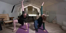 Der niederl&auml;ndische Biohacker Jorn Kirkels und Reporterin Isabella Purkart starten mit Stretching in den Tag.
