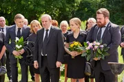 Was hat er jetzt?, fragt sich die erstaunte Trauergemeinde. Am Grab von Brigitte Weiser erwarten Weisers Angestellte Ingo (Lutz Blochberger, l.) und Heidi (Anna Böttcher, 2.v.l.), Tochter Susanne (Friederike Kempter, 2.v.r. und Sohn Gerd (Tristan Seith r.) eine heftige Reaktion von Georg Weiser (Joachim Król, M). Was hat er jetzt?, fragt sich die erstaunte Trauergemeinde. Am Grab von Brigitte Weiser erwarten Weisers Angestellte Ingo (Lutz Blochberger, l.) und Heidi (Anna Böttcher, 2.v.l.), Tochter Susanne (Friederike Kempter, 2.v.r. und Sohn Gerd (Tristan Seith r.) eine heftige Reaktion von Georg Weiser (Joachim Król, M).