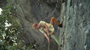 Pippi Langstrumpf (Inger Nilsson) beherrscht ihre Sache überall: Als Tommy und Annika an einem Felssturz herunterfallen, hält sie beide an einem Seil fest und rettet sie. Pippi Langstrumpf (Inger Nilsson) beherrscht ihre Sache überall: Als Tommy und Annika an einem Felssturz herunterfallen, hält sie beide an einem Seil fest und rettet sie.