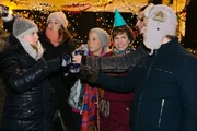 (v.l.) Bea (Caroline Maria Frier) kann sich durchringen, mit Katja (Anna-Katharina Samsel), Iva (Christina Klein), Pia (Isabell Horn), Ingo (Andr&eacute; Dietz) und Deniz (Igor Dolgatschew) zu feiern.