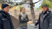 Die Gärtner Albert und Philipp besprechen mit Lena, was sie heute machen werden. Die Gärtner Albert und Philipp besprechen mit Lena, was sie heute machen werden.