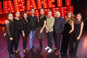 Klaus Eckel (4.v.l.), Martina Schwarzmann (m.), Christoph Fritz (4.v.r.), Nadja Maleh (3.v.l.), Lukas Resetarits (3.v.r.) und Die Kabarettgipfel Band. Klaus Eckel (4.v.l.), Martina Schwarzmann (m.), Christoph Fritz (4.v.r.), Nadja Maleh (3.v.l.), Lukas Resetarits (3.v.r.) und Die Kabarettgipfel Band.