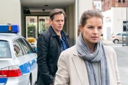 Viola Delbr&uuml;ck (Yvonne Catterfield) begegnet vor dem Polizeirevier ihrem Ex-Mann Bj&ouml;rn Delbr&uuml;ck (Johannes Zirner).