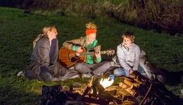 Wie in alten Zeiten: Am Lagerfeuer spielen sie ihre alten Songs. Gitarristin Karla (Katja Riemann, Mitte), S&auml;ngerin Sascha (Nicolette Krebitz, re.) und Alice (Sophie von Kessel).