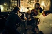 Gemeinsam mit dem Sanitäter versucht Sebastian Bootz (Felix Klare), Juwelier Hager (Jevgenij Sitochin) nach dem Raubüberfall zu helfen, bei dem eine Kundin ermordet wurde. © SWR/Benoît Linder, honorarfrei - Verwendung gemäß der AGB im engen inhaltlichen, redaktionellen Zusammenhang mit genannter SWR-Sendung bei Nennung "Bild: SWR/Benoît Linder" (S2+). SWR Presse/Bildkommunikation, Tel: 07221 929 22202, foto@swr.de Gemeinsam mit dem Sanitäter versucht Sebastian Bootz (Felix Klare), Juwelier Hager (Jevgenij Sitochin) nach dem Raubüberfall zu helfen, bei dem eine Kundin ermordet wurde. © SWR/Benoît Linder, honorarfrei - Verwendung gemäß der AGB im engen inhaltlichen, redaktionellen Zusammenhang mit genannter SWR-Sendung bei Nennung "Bild: SWR/Benoît Linder" (S2+). SWR Presse/Bildkommunikation, Tel: 07221 929 22202, foto@swr.de