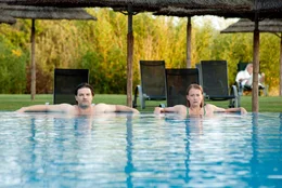 Freunde haben Rebecca (Caroline Peters) zum Geburtstag  ein Wellness-Wochenende f&uuml;r zwei Personen geschenkt. Im sicheren Glauben jeweils nicht der Typ des anderen zu sein, begleitet Bruno (Mi&scaron;el Matičević) Rebecca zur Ayurvedabehandlung und Klangschalentherapie&hellip;