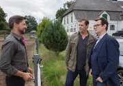 ARD HEITER BIS TÖDLICH - MORDEN IM NORDEN FOLGE 48, "Tödliche Beobachtung", am Dienstag (20.01.15) um 18:50 Uhr im ERSTEN. Die Kriminalkommissare Finn Kiesewetter (Sven Martinek, M.) und Lars Englen (Ingo Naujoks, r.) konfrontieren Arndt (Patrick Bach, l.) mit einem Durchsuchungsbeschluss für seinen Reiterhof. ARD HEITER BIS TÖDLICH - MORDEN IM NORDEN FOLGE 48, "Tödliche Beobachtung", am Dienstag (20.01.15) um 18:50 Uhr im ERSTEN. Die Kriminalkommissare Finn Kiesewetter (Sven Martinek, M.) und Lars Englen (Ingo Naujoks, r.) konfrontieren Arndt (Patrick Bach, l.) mit einem Durchsuchungsbeschluss für seinen Reiterhof.