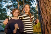 Albert (Daan Lennard Liebrenz) und Celine (Monique Schr&ouml;der) freuen sich auf den Camping-Ausflug mit der ganzen Familie.