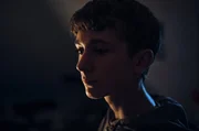 David (Louis Guillaume) ist zwischen der Loyalität zu seiner Familie und der Zuneigung zu seiner Betreuerin hin- und hergerissen. David (Louis Guillaume) ist zwischen der Loyalität zu seiner Familie und der Zuneigung zu seiner Betreuerin hin- und hergerissen.