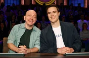 Rateteam-Kapit&auml;n Bernhard Ho&euml;cker (l.) und der Journalist und "Tagesschau"-Sprecher Constantin Schreiber (r.) bilden ein Rateteam.
