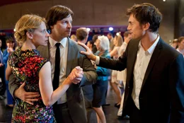 Auf Beats (Samuel Schneider, rechts) Maturafeier ger&auml;t Rebecca (Caroline Peters) mitten hinein in den eskalierenden Vater-Sohn-Konflikt. Mitte Bruno (Mi&scaron;el Matičević).
