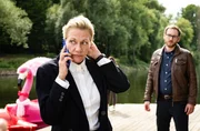 Kruppka (Karen Böhne, l.) ruft Nadine zur Spurensicherung (mit Wolf Danny Homann, h.). Kruppka (Karen Böhne, l.) ruft Nadine zur Spurensicherung (mit Wolf Danny Homann, h.).