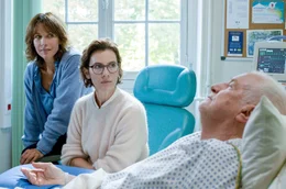 Emmanu&egrave;le (Sophie Marceau, li.) und Pascale (G&eacute;raldine Pailhas, Mi.) besuchen ihren Vater Andr&eacute; (Andr&eacute; Dussollier, re.) nach seinem Schlaganfall im Krankenhaus.
