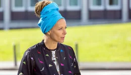 Karla (Katja Riemann) steht vor einem Scherbenhaufen. Erst erf&auml;hrt sie von ihrem Arzt, dass sie keine Kinder mehr bekommen kann. Und als w&auml;re das nicht schon genug, trifft sie im Wartezimmer auf ihren Ehemann mit einer seiner Sch&uuml;lerinnen. Sie ist schwanger.