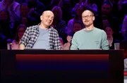 Rateteam-Kapitän Bernhard Hoëcker (l.) und der Schauspieler Matthias Koeberlin (r.) bilden ein Rateteam. Rateteam-Kapitän Bernhard Hoëcker (l.) und der Schauspieler Matthias Koeberlin (r.) bilden ein Rateteam.